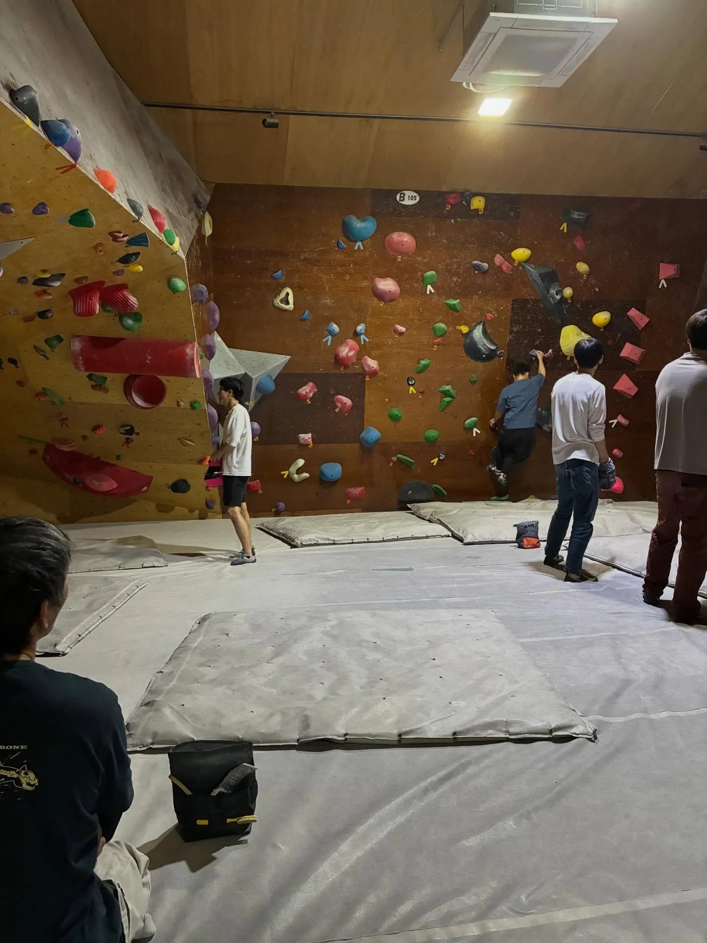 今日は珍しく奥のエリアの方が人多め。