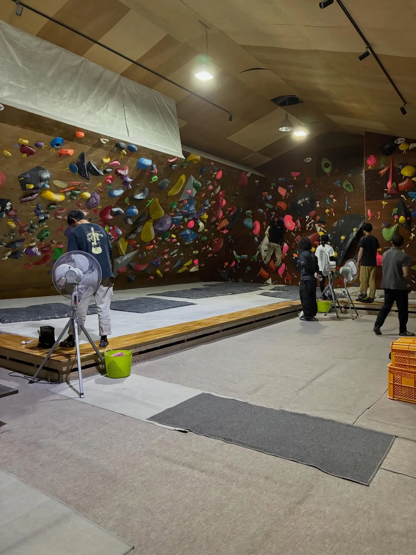 金曜日の夜なのにわりと賑やか。